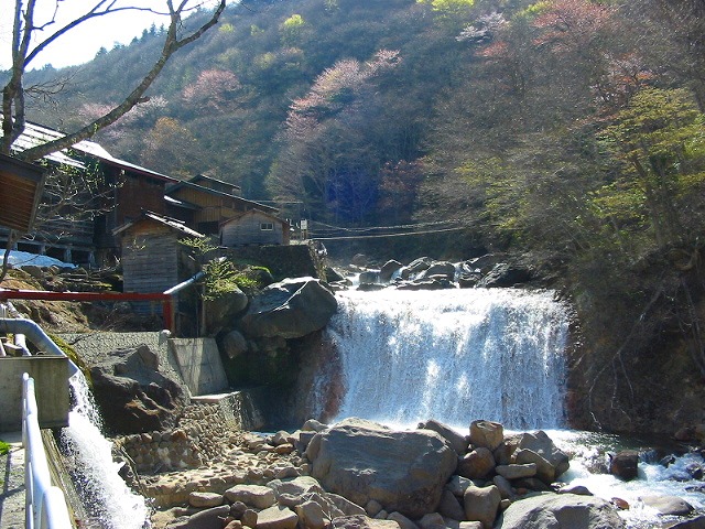 桜の時期の滑川温泉 福島屋の外観